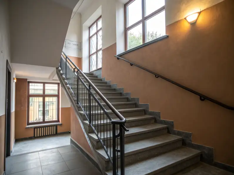 Odnowiona klatka schodowa w budynku mieszkalnym