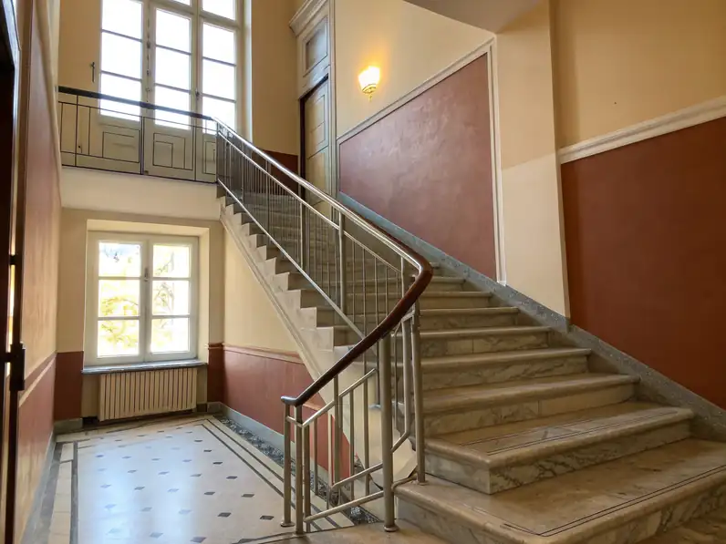 Odnowiona klatka schodowa w budynku mieszkalnym